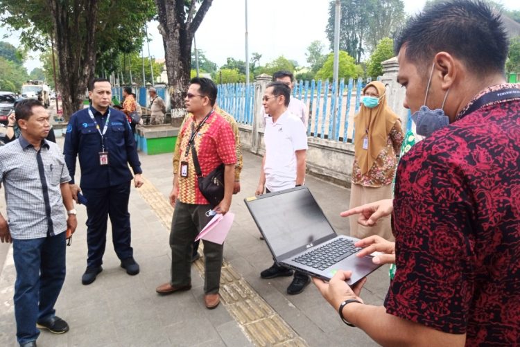 Jailani (kiri) dan Abu Bakar (dua kiri) mendampingi tim Korsupgah KPK RI. (Foto : Rolan - sinarjambi.com)