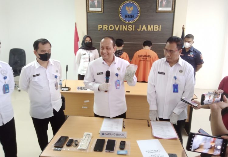 Brigjen Pol Wisnu Handoko (tengah) didampingi Kepala Bidang Pemberantasan BNNP Jambi Kombes Pol Dewa Putu Gede Artha saat jumpa pers. (Foto : Rolan - sinarjambi.com)