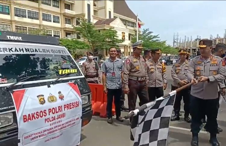 Kapolda melepas distribusi bantuan sembako. (Foto : Istimewa)