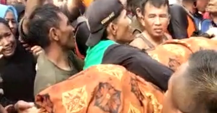 Korban tenggelam di sungai Batang Merao ditemukan tak bernyawa. (Foto : screenshot video humas Basarnas Jambi)
