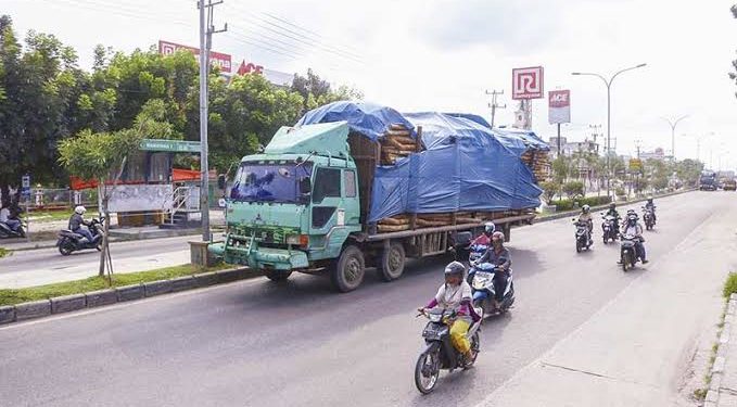 Warga dihimbau berhati-hati jika mendahului truk. (Foto : Riau Pos)