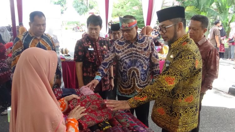 Sekda Ajak ASN dan Masyarakat Cintai Batik Jambi. (Foto : Diskominfo provinsi Jambi)