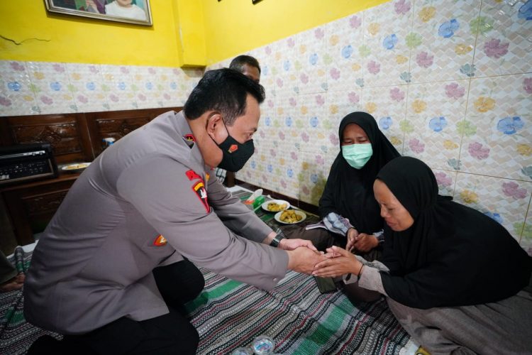 Kapolri Takziah ke Rumah Korban Peristiwa Kanjuruhan. (Foto : Humas Polri)