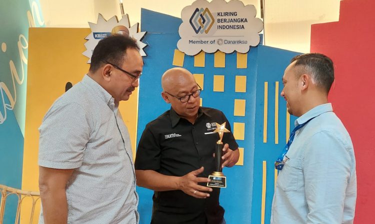 Fajar Wibhiyadi selaku Direktur Utama KBI (tengah), saat berbincang dengan Andi Patriota Wibisono, Executive Vice President KBI (kiri) dan Dihan Yusro, Corporate Secretary KBI. (Foto : PT KBI)