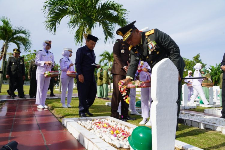 Danrem Gapu tabur bunga di TMP Satria Bakti. (Foto : Penrem Gapu)