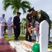 Danrem Gapu tabur bunga di TMP Satria Bakti. (Foto : Penrem Gapu)