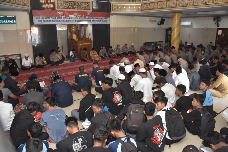 Polda Jambi Gelar Shalat Gaib - Doa Bersama untuk Korban Tragedi Kanjuruhan. (Foto : ist)