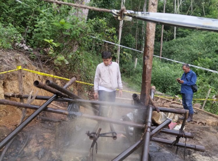 Penertiban sumur minyak ilegal oleh Ditreskrimsus Polda Jambi. (Foto : ist)