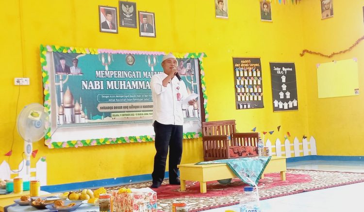 Kembali Beraktifitas Pasca Umroh, Nasution Hadiri Peringatan Maulid Nabi Muhammad di SD 257 Air Batu. (Foto : Yazdi - sinarjambi.com)