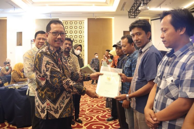 Penyerahan sertipikat program PTSL. (Foto : ist)