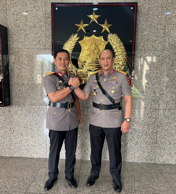 Irjen Pol Rachmad Wibowo (kanan) bersama Irjen Pol Rusdi Hartono. (Foto : ist)