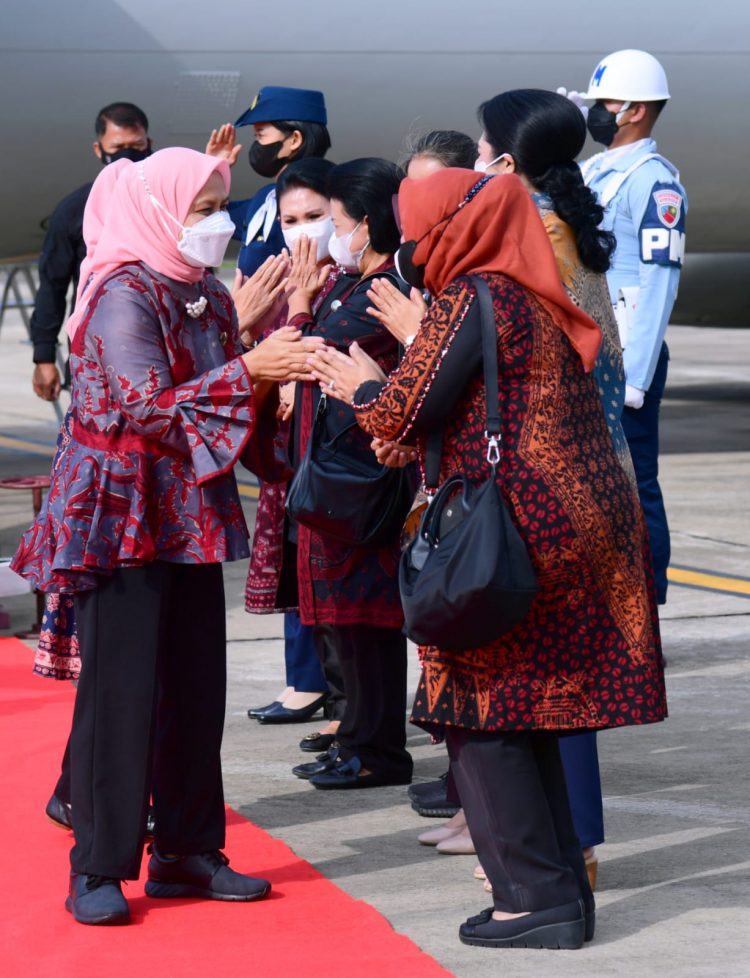 Ketua Persit KCK Koorcab Rem 042 Dampingi Kunker Ibu Negara Iriana Joko Widodo Di Jambi. (Foto : ist)