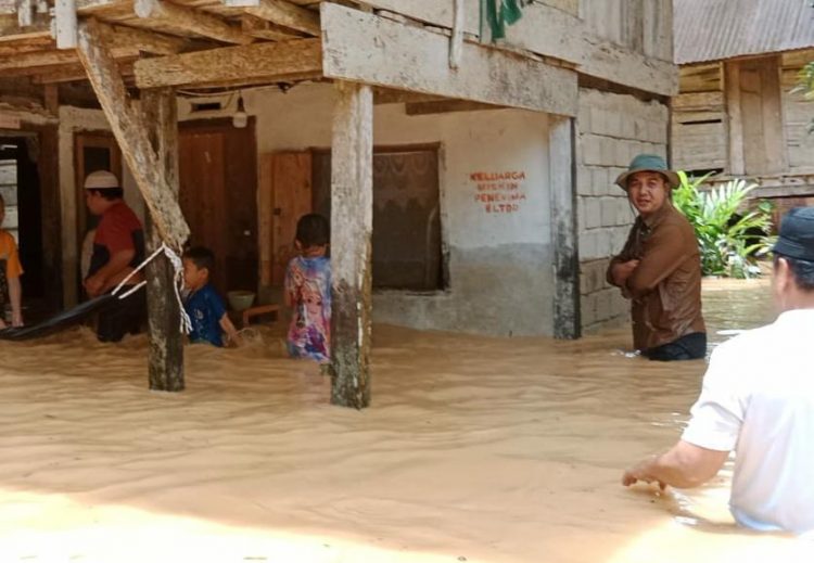 Beberapa rumah roboh dan jebol dihantam banjir di Batang Mesumai. (Foto : ist)