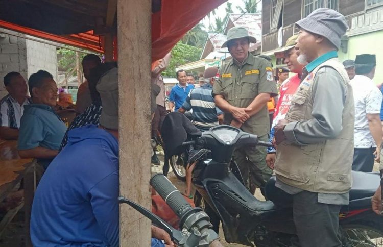 Bupati - Wabup Merangin Pantau Warga Pasca Banjir, Berikan Sembako dan Air Bersih. (Foto : ist)