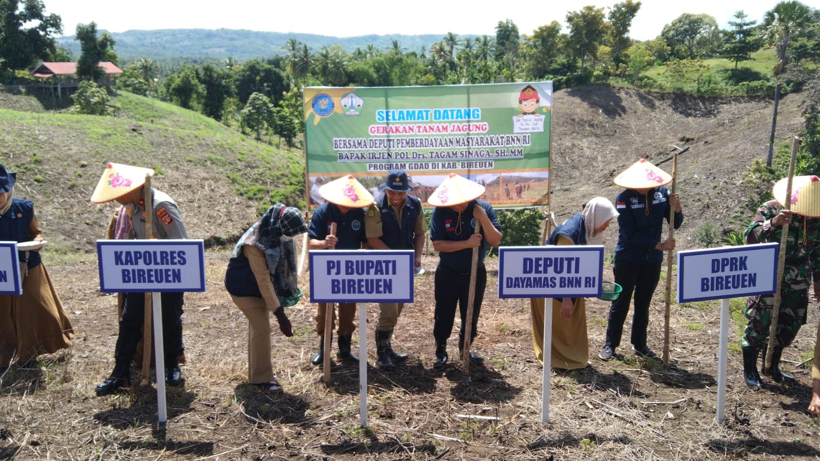 BNN Ajak Petani Aceh Tanam Jagung di Bekas Ladang Ganja. (Foto : ist)