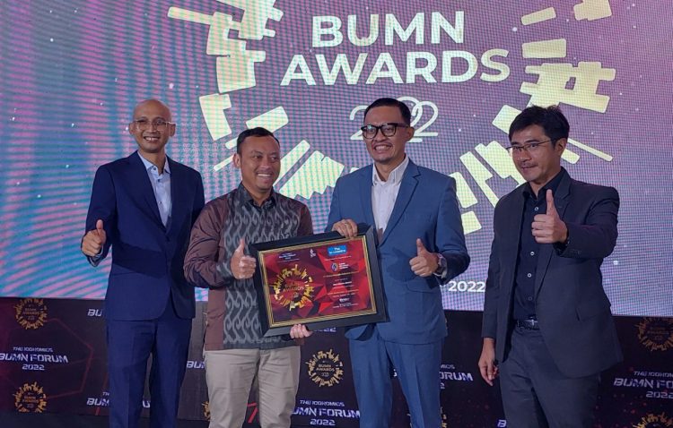 Dihan Yusro, Sekretaris Perusahaan PT Kliring Berjangka Indonesia (kedua dari kiri) tengah menerima penghargaan Corporate Communication Award ; Best Annual Report di kategori Financial Service dalam ajang BUMN Award 2022, di Jakarta 27 Oktober 2022. (Foto : ist)