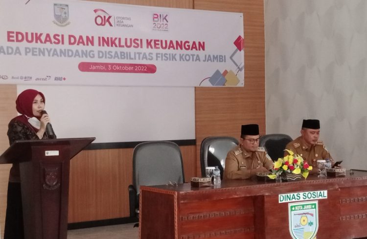 Tri Reswanti bersama Maulana dan Noviarman saat pembukaan acara. (Foto: Rolan - sinarjambi.com)