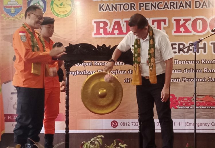 Ariansyah didampingi Wurjanto memukul gong tanda dibukanya rakor SAR daerah Jambi tahun 2022. (Foto : Rolan - sinarjambi.com)