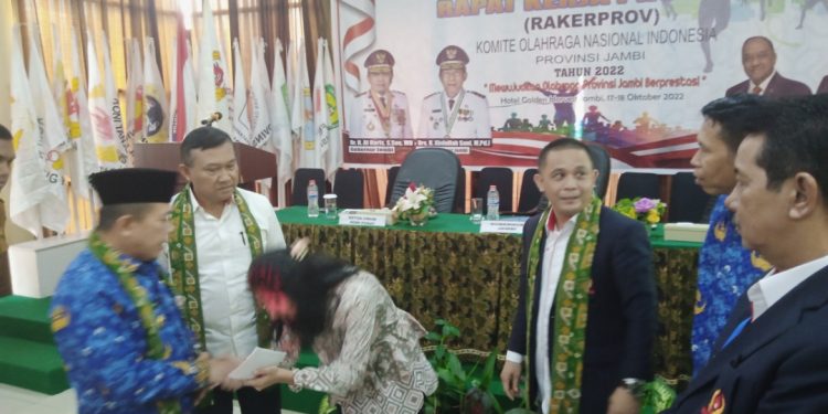 Gubernur Jambi serahkan santunan kepada Kiki Amelia. (Foto : Rolan - sinarjambi.com)