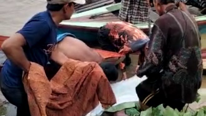 Mayat Mengapung Dekat Kerambah Ikan Gegerkan Warga Desa Pulau Kayu Aro. (Foto : ist)