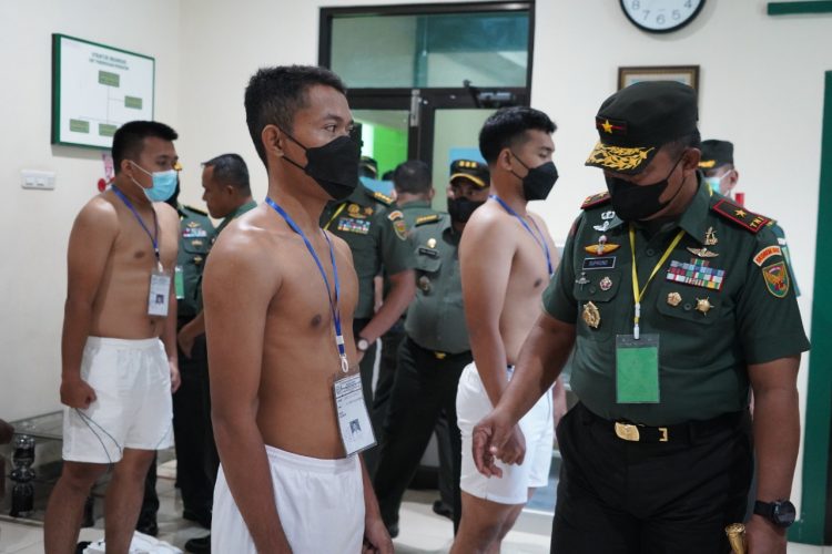 Danrem 042/Gapu Pantau Langsung Pelaksanaan Tes Kesehatan Calon Perwira PK TNI 2022. (Foto : ist)