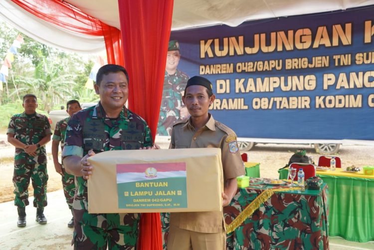 TNI AD Akan Selalu Hadir Menjadi Solusi Atas Kesulitan Rakyat. (Foto : ist)