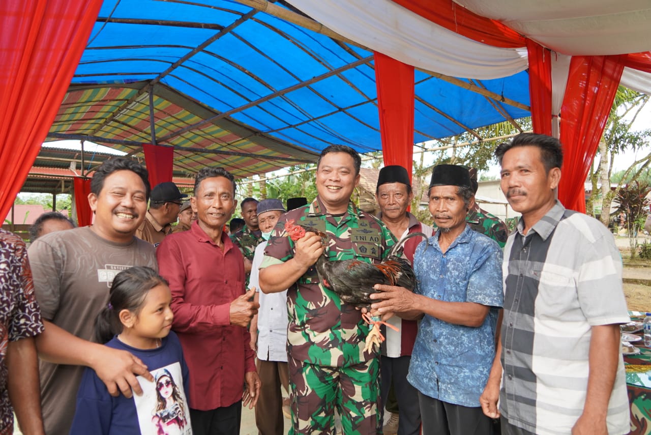 Terima Pemberian Ayam Jago dari Warga, Brigjen TNI Supriono : Ini Bukti Kehadiran TNI AD Semakin Dicintai Masyarakat. (Foto : ist)