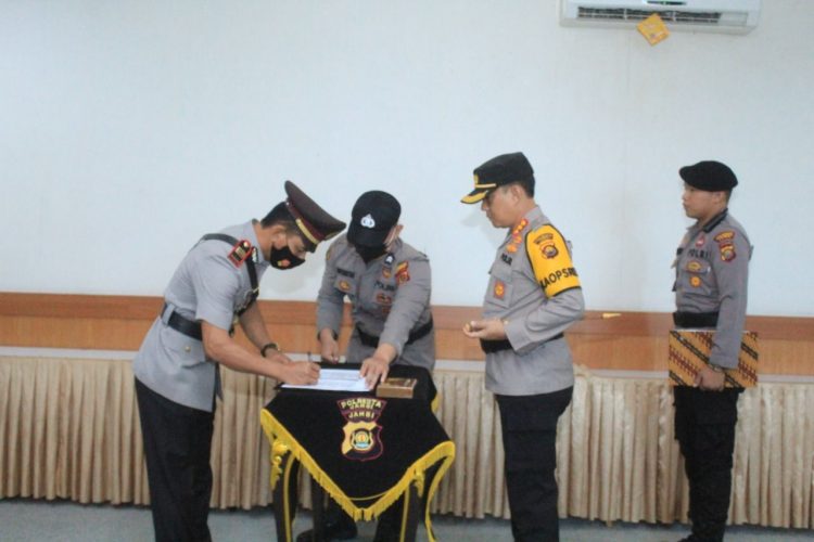 Kapolresta Jambi Pimpin Sertijab Kapolsek Telanaipura dan Kapolsek Jambi Timur. (Foto : ist)