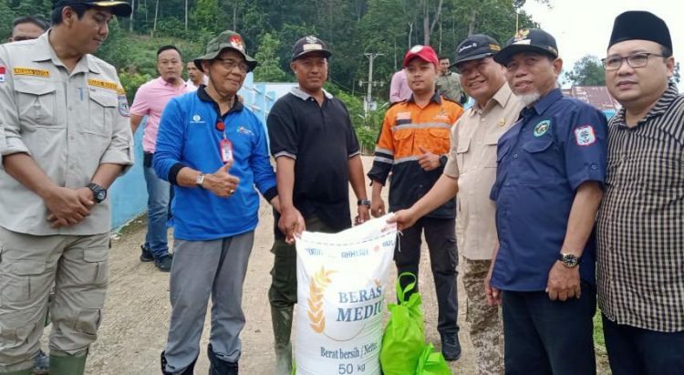 Bupati dan Wabup Merangin Kompak Salurkan Bantuan Banjir di Pamenang. (Foto : ist)