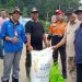 Bupati dan Wabup Merangin Kompak Salurkan Bantuan Banjir di Pamenang. (Foto : ist)