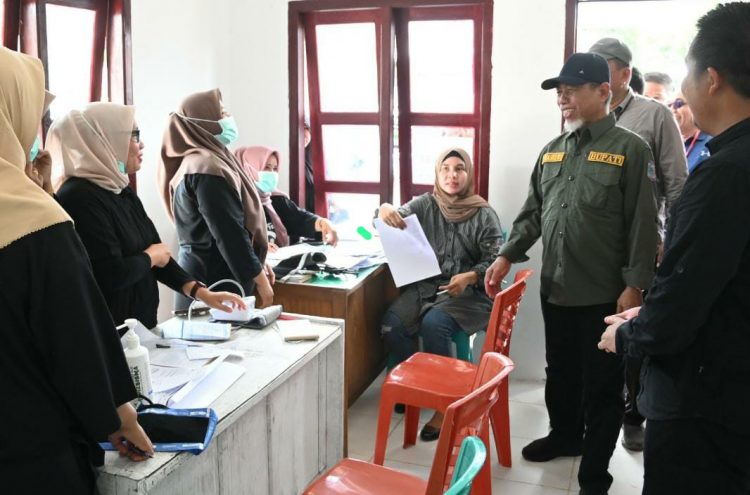 H Mashuri Apresiasi Baksos HKN Ke-58 Gelar Pelayanan Kesehatan, Sunatan Massal dan Pemasangan Implan. (Foto : ist)