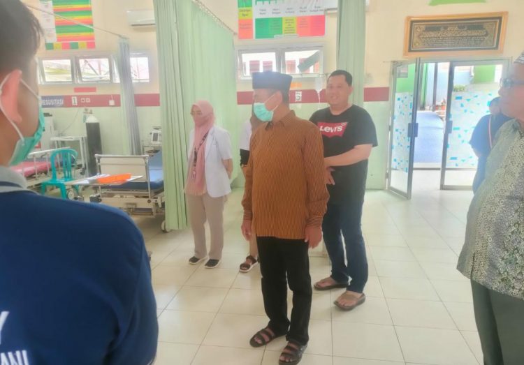 Di Hari Libur, Diam-diam Bupati Merangin Datangi Ruang Operasi RSUD Abundjani. (Foto : ist)