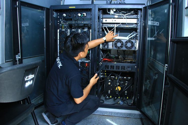 Perkuat Sinyal Komunikasi Pengawalan G20, Div TIK Polri Siagakan Repeater Mobile di Titik Blank Spot. (Foto : ist)