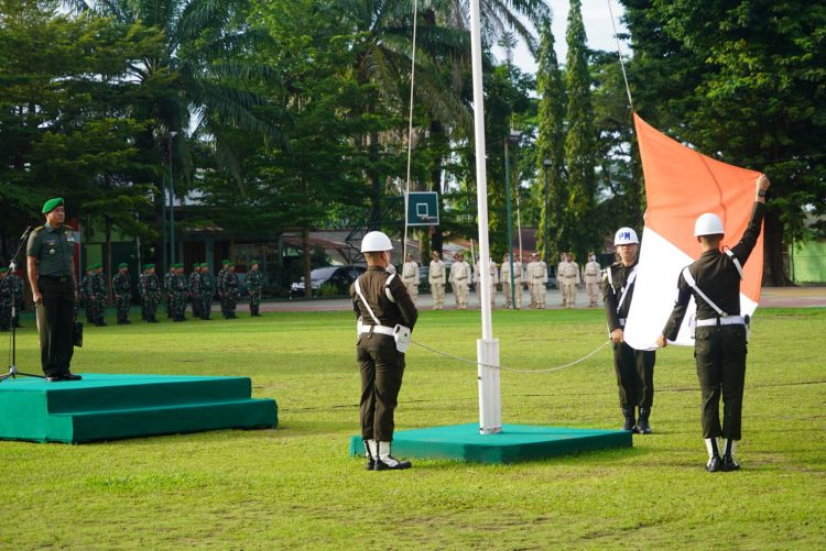Pimpin Upacara 17-an, Kasrem 042/Gapu Bacakan Amanat KSAD. (Foto : Penrem Gapu)