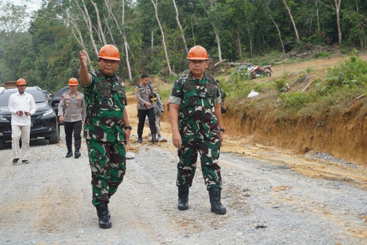 Pangdam II/Swj Tinjau Karya Bakti Skala Besar Korem 042/Gapu. (Foto : Penrem Gapu)