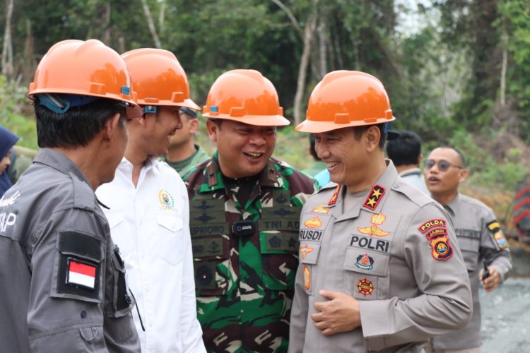 Kapolda Jambi Hadiri Paparan dan Tinjau Kawasan Karhutla Bersama Pangdam Sriwijaya. (Foto : ist)