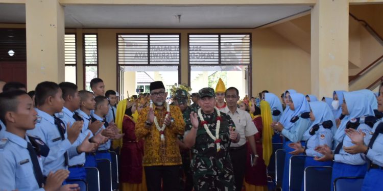 Bekali Wawasan Kebangsaan Kepada Siswa SMAN Titian Teras Jambi, Pangdam II/Sriwijaya : Menuju Indonesia Emas Generasi Muda Harus Kokohkan Persatuan. (Foto : ist)