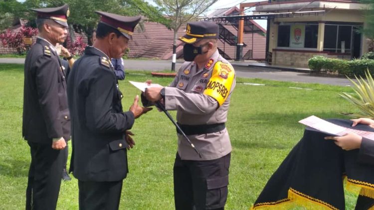 Kapolres Muarojambi Pimpin Upacara Wisuda Purna Bhakti 2 Anggota Polri. (Foto : ist)