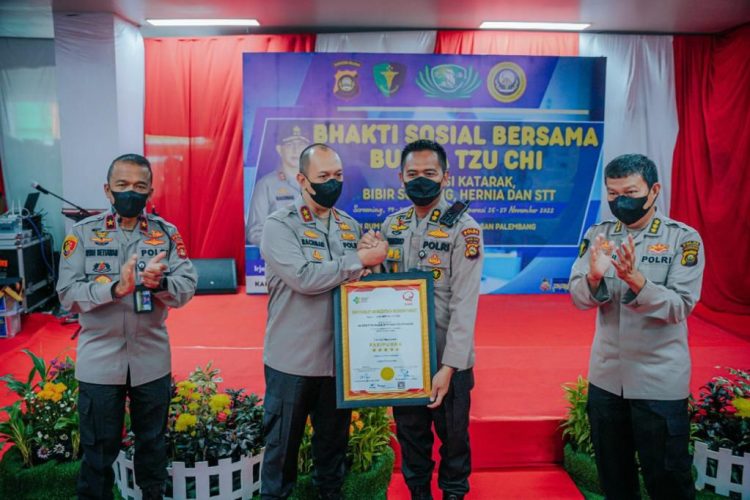 Kapolda Sumsel Serahkan Sertifikat Bintang-5 RS Bhayangkara Palembang. (Foto : ist)