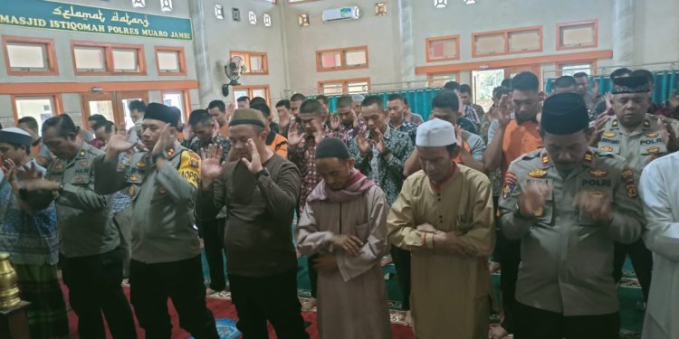 Polres Muarojambi Shalat Ghaib dan Doa Bersama untuk Korban Gempa Cianjur. (Foto : ist)