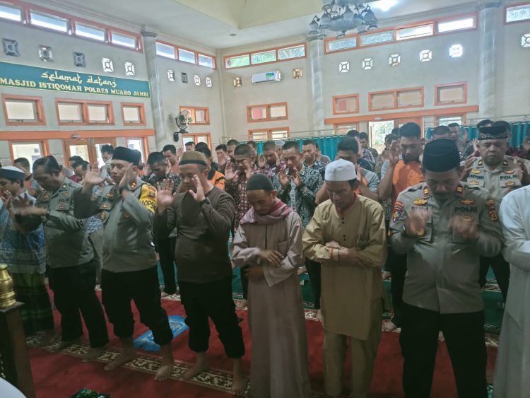 Polres Muarojambi Shalat Ghaib dan Doa Bersama untuk Korban Gempa Cianjur. (Foto : ist)