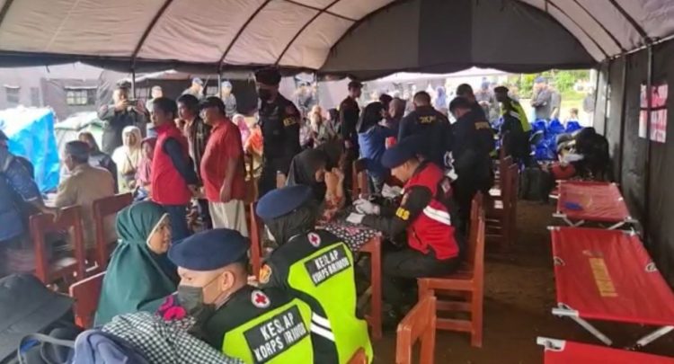 Tim Medis Brimob Polri Jemput Bola Beri Pelayanan Kesehatan Pengungsi Gempa Cianjur. (Foto : ist)