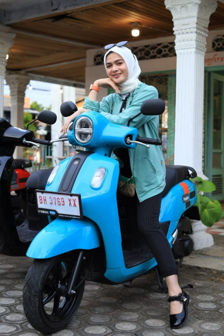 Gadis Jambi Ini Jatuh Hati dengan Skutik Berkelas Yamaha Fazzio. (Foto : ist)