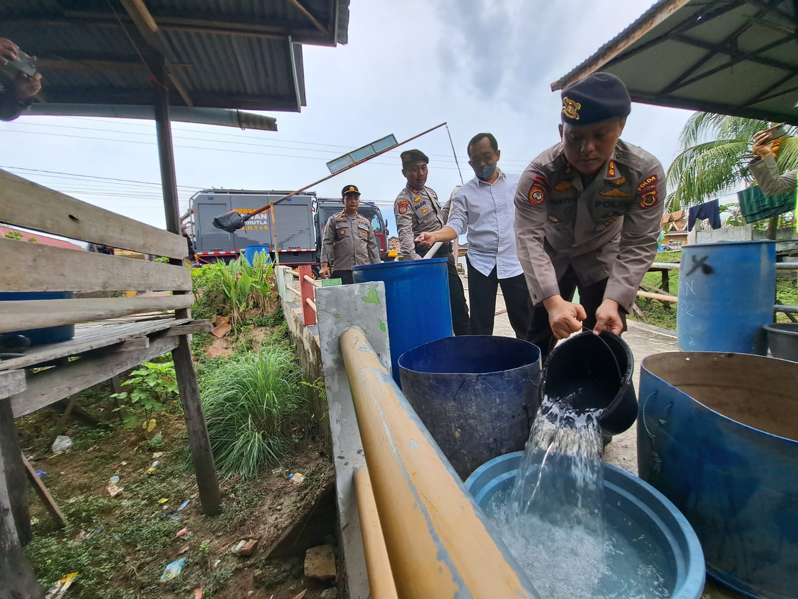 Gerak Cepat Polda Jambi Salurkan 9 Ton Air Bersih ke Warga Seberang. (Foto : ist)