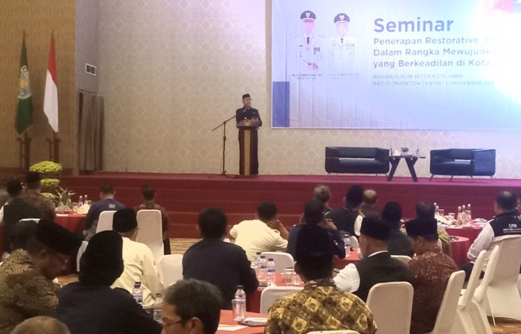 Fasha membuka seminar restorative justice di RCC. (Foto : Rolan - sinarjambi.com)