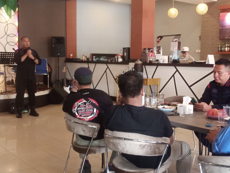 Dansat Brimobda Jambi Pererat Silaturahmi dengan Jurnalis. (Foto : Rolan - sinarjambi.com)