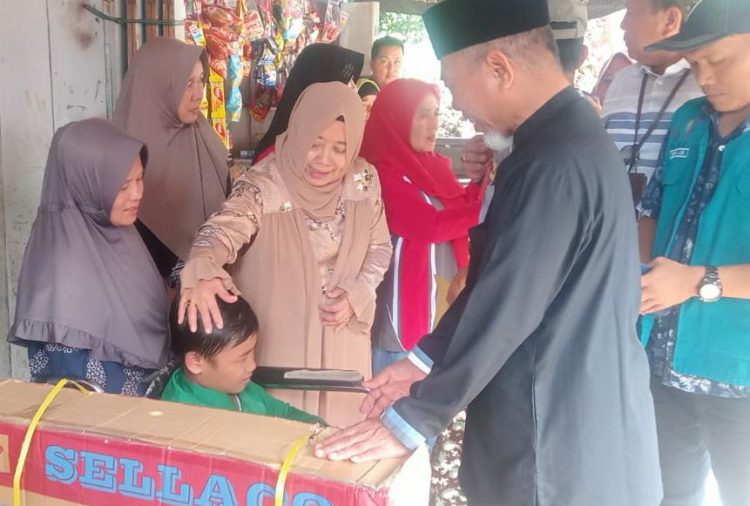 H Mashuri Salurkan Sembako, Tongkat dan Kursi Roda Bagi Anak Yatim, Penyandang Disabilitas dan Lansia. (Foto : ist)
