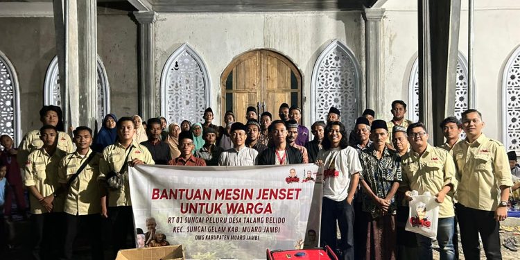 Orang Muda Ganjar Berikan Bantuan Genset dan Lampu Bagi Warga di Muaro Jambi. (Foto : ist)