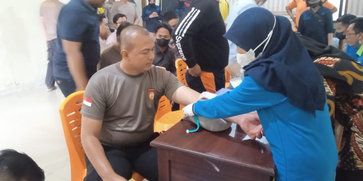 Biddokkes Polda Jambi Cek Kesehatan Personil di Muaro Jambi. (Foto : ist)