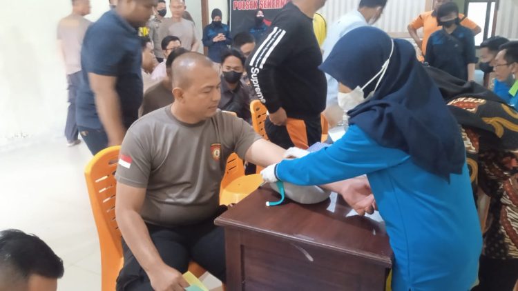 Biddokkes Polda Jambi Cek Kesehatan Personil di Muaro Jambi. (Foto : ist)